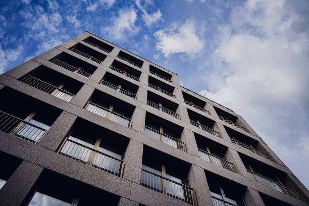 맑은 하늘을 배경으로 유리 외관을 갖춘 현대적인 건물 - 15839 뉴스 사진 이미지