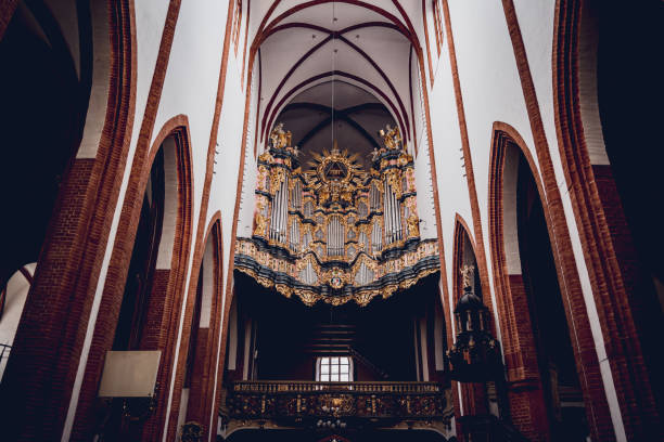 interior of the main nave of old european catholic church - 15828 imagens e fotografias de stock