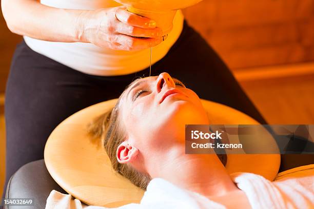 Foto de Mulher Desfrutando De Uma Massagem De Óleo De Ayurveda e mais fotos de stock de Adulto