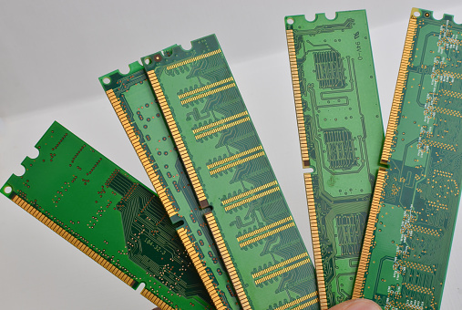 Detail of a DDR4 RAM Memory, in close-up, with a light background, showing the advanced technology used in electronic devices.