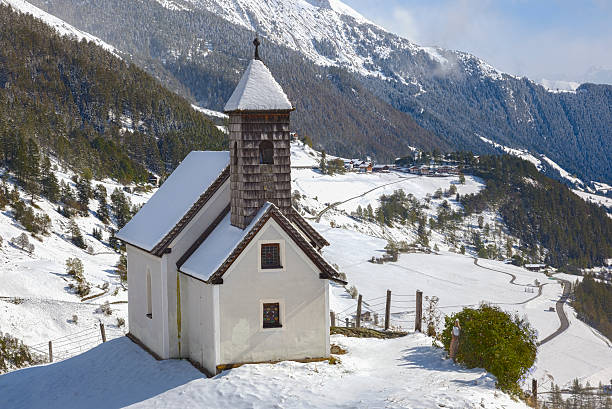 チャペルのチロル自然博物館 - groder hof chapel ストックフォトと画像