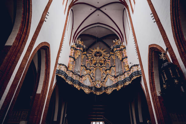 órgão na nave principal da antiga igreja católica europeia - 15821 - fotografias e filmes do acervo