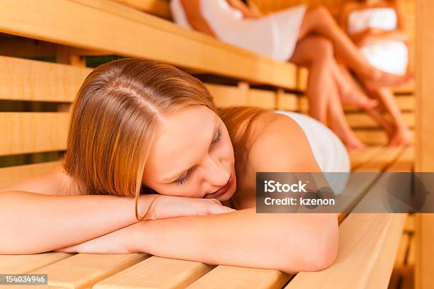 Sauna Bemestarfeminino Amigos Em Spa - Fotografias de stock e mais imagens de Adulto - Adulto, Amizade, Atividade Recreativa