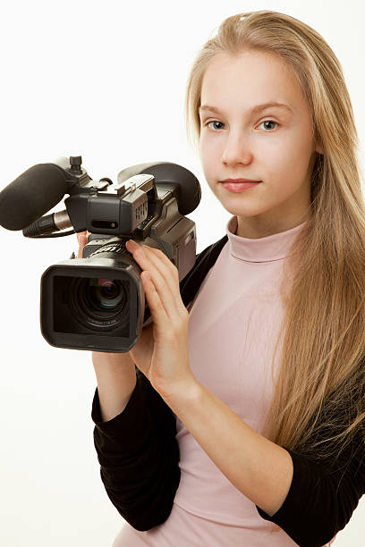 реальное девушки, видеооператор - home video camera women videographer digital video camera стоковые фото и изображения