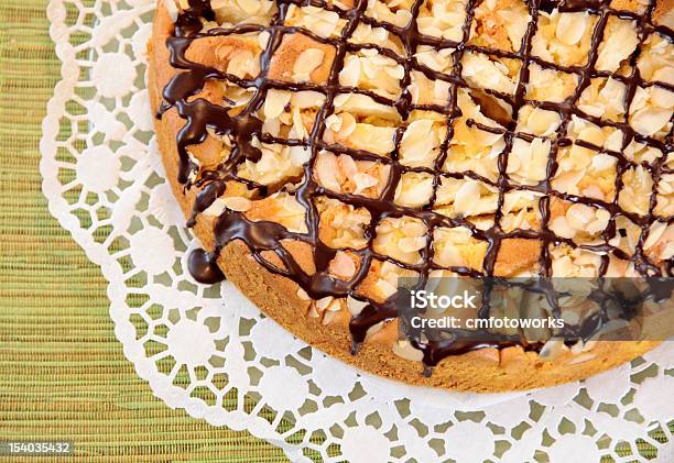 Pastel De Manzana En Mesa De Té Foto de stock y más banco de imágenes de Aire libre - Aire libre, Al horno, Alimento