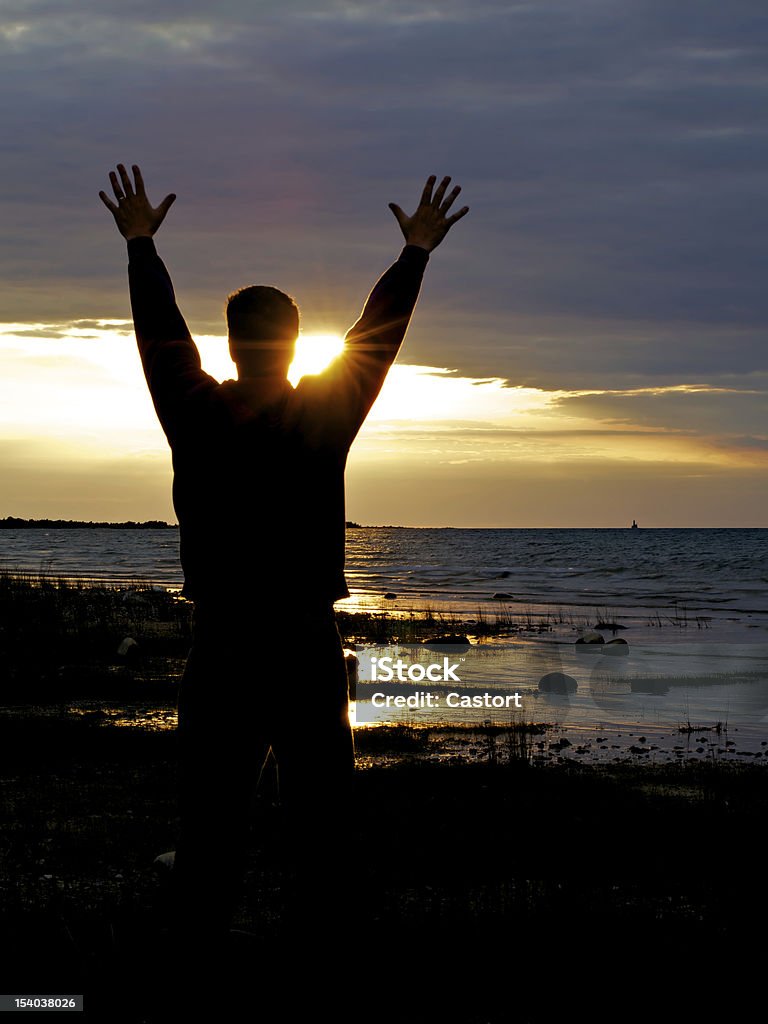 Worshiping e lodare al tramonto - Foto stock royalty-free di Divinità
