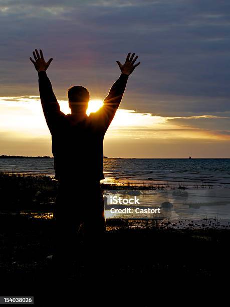 Worshiping E Lodare Al Tramonto - Fotografie stock e altre immagini di Divinità - Divinità, Acqua, Ambientazione esterna