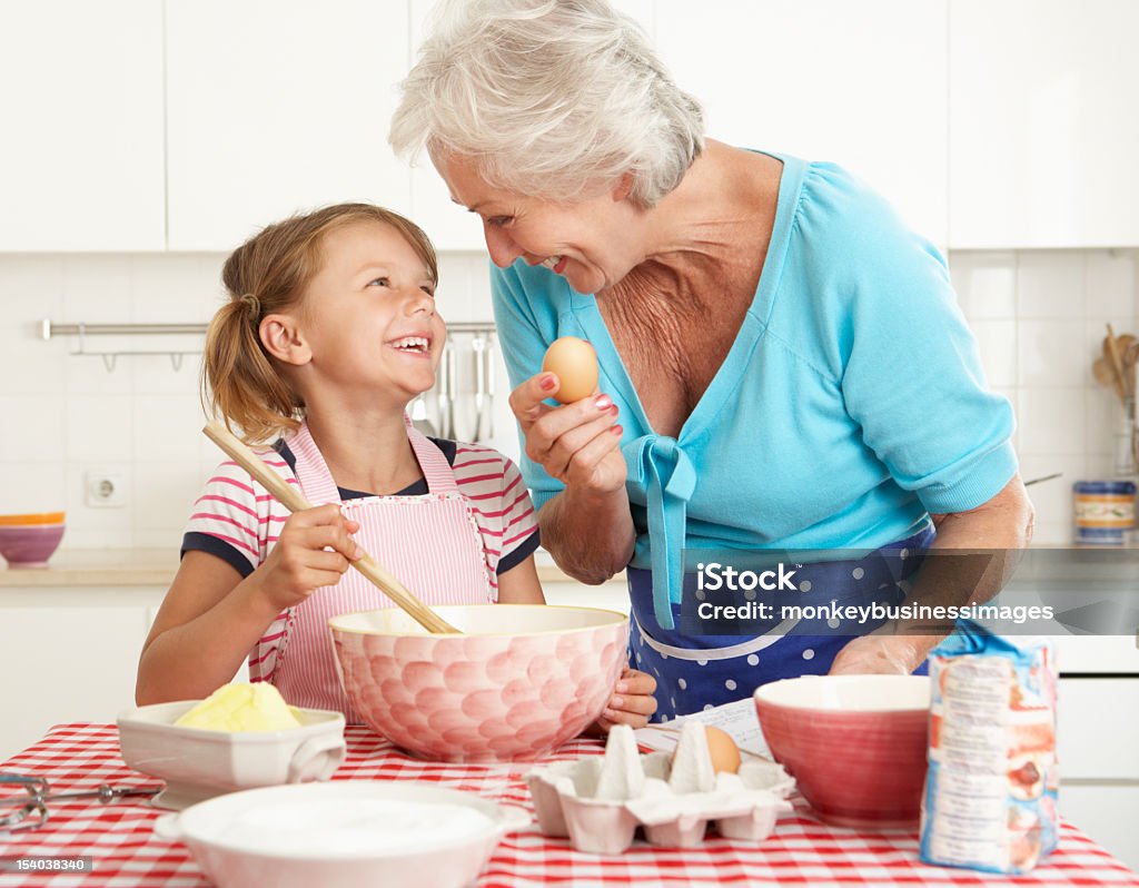Großmutter und Enkelin Backen In der Küche - Lizenzfrei Garkochen Stock-Foto