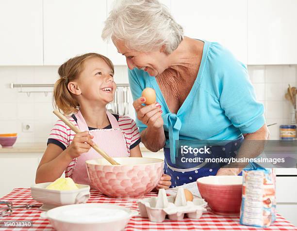 Großmutter Und Enkelin Backen In Der Küche Stockfoto und mehr Bilder von Garkochen - Garkochen, Großmutter, Großeltern