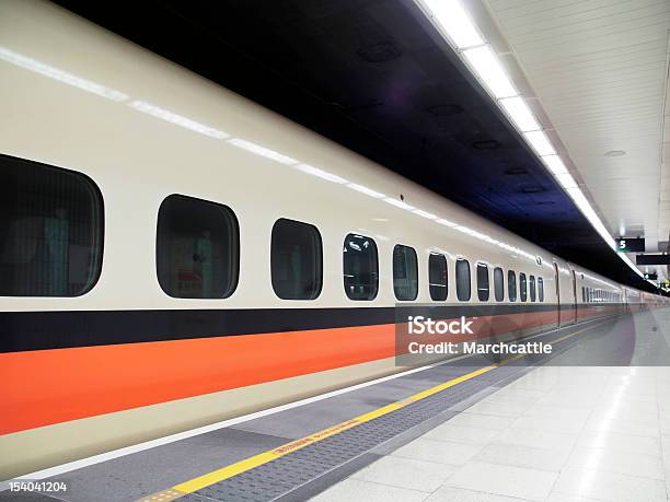 Comboio De Alta Velocidade Na Estação De Comboios - Fotografias de stock e mais imagens de Comboio de Alta Velocidade - Comboio de Alta Velocidade, Taiwan, Abstrato