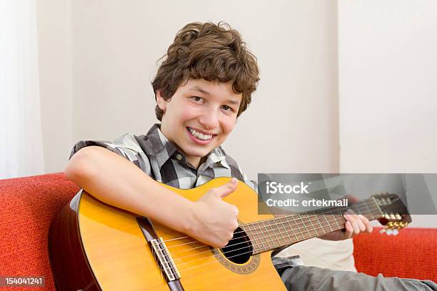 Pulgares Arriba Y Sonrisa Para Guitarra Amoroso Foto de stock y más banco de imágenes de 10-11 años - 10-11 años, 12-13 años, Adolescente