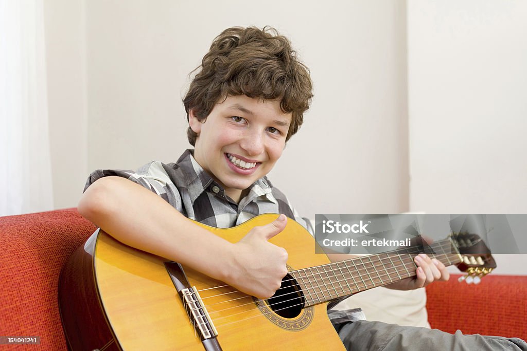 親指アップと陽気な笑顔をギター - 10歳から11歳のロイヤリティフリーストックフォト