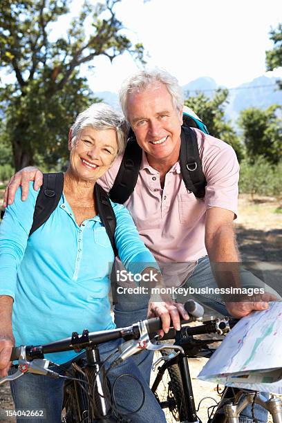 年配のカップルと国のサイクリングマップ - 朗らかのストックフォトや画像を多数ご用意 - 朗らか, 自転車, 2人