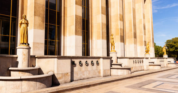 pozłacany posąg kobiety na palais de chaillot, place du trocadero, paryż - palais de chaillot zdjęcia i obrazy z banku zdjęć