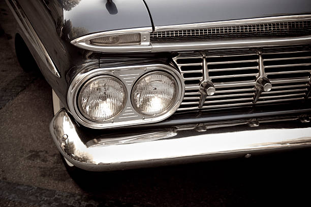 szczegóły klasyczny 50's american samochód z statuetka na maskę - hood car headlight bumper zdjęcia i obrazy z banku zdjęć