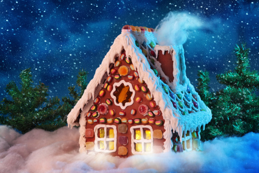 Many beautifull decorated gingerbread houses standing on the table in a cozy christmas atmosphere
