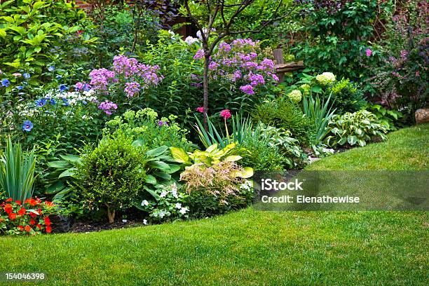 Photo libre de droit de Jardin Et Des Fleurs banque d'images et plus d'images libres de droit de Jardin de la maison - Jardin de la maison, Fleur - Flore, Parterre de fleurs