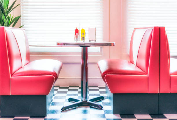 assentos revestidos de vinil estilo retrô no restaurante de jantar - fast food restaurant restaurant cafe indoors - fotografias e filmes do acervo