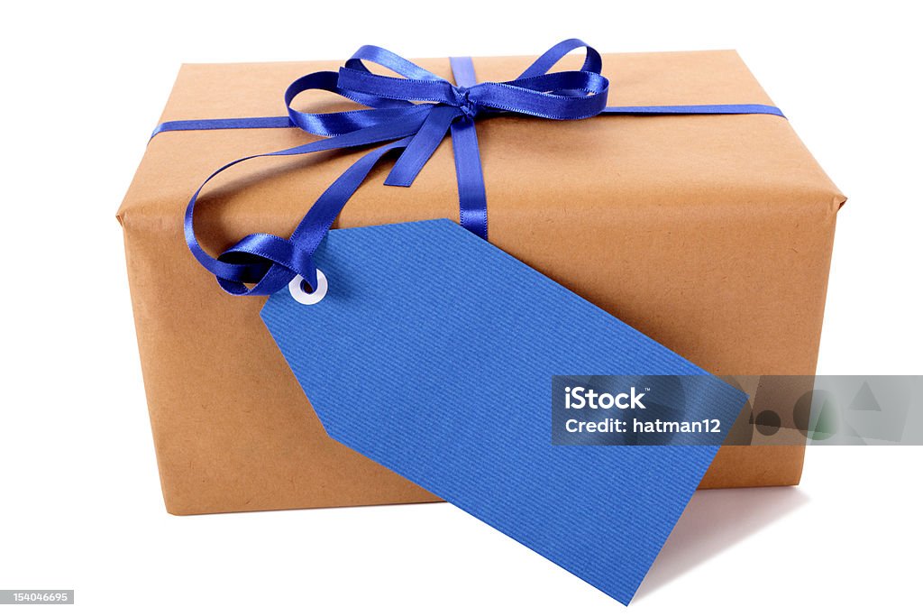 Pacchi di carta marrone con etichetta regalo blu - Foto stock royalty-free di Angolo - Forma