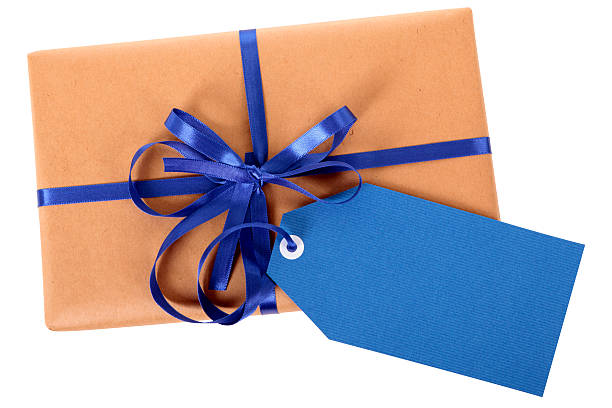papier kraft formule avec étiquette-cadeau bleu - gift blue gift box box photos et images de collection