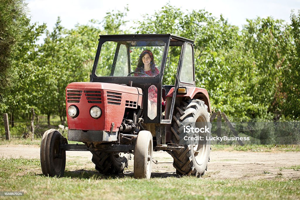 Jeunes filles conduire un tracteur - Photo de Agriculteur libre de droits