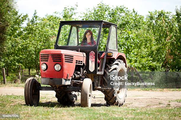 Молодые Девушки Вождения Трактора — стоковые фотографии и другие картинки Machinery - Machinery, Молодой возраст, Фермер
