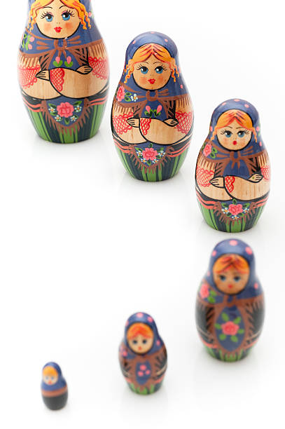 русская matrioshka - russian nesting doll multi generation family doll russian culture стоковые фото и изображения