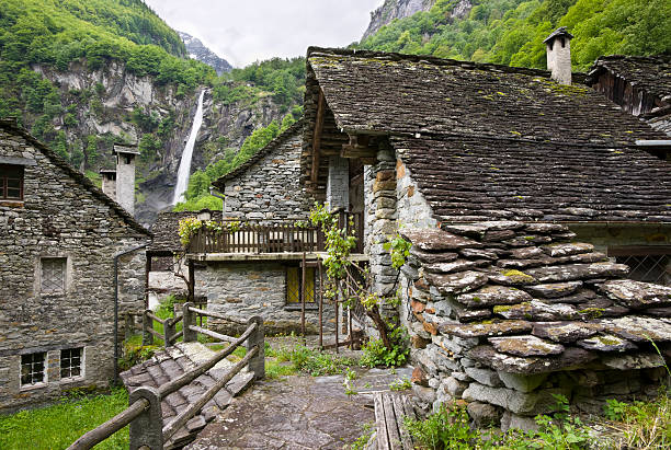 typische Steinhäuser im Val Bavona - fotografia de stock