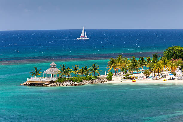 caribe entrada a ocho rios, jamaica - agua de jamaica fotografías e imágenes de stock