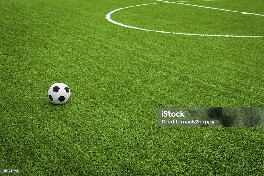 Pelota de fútbol en el campo de entrenamiento deportivo - Foto de stock de Actividad libre de derechos