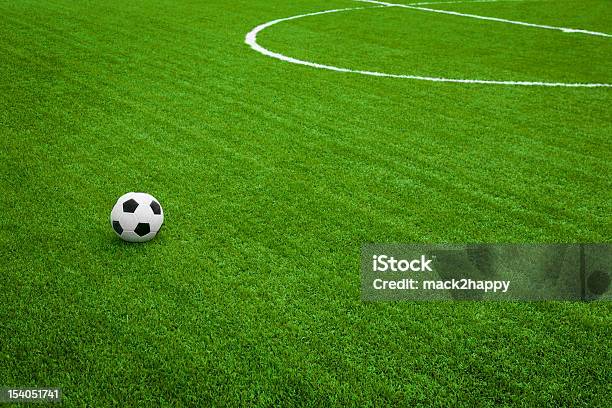 Pelota De Fútbol En El Campo De Entrenamiento Deportivo Foto de stock y más banco de imágenes de Actividad