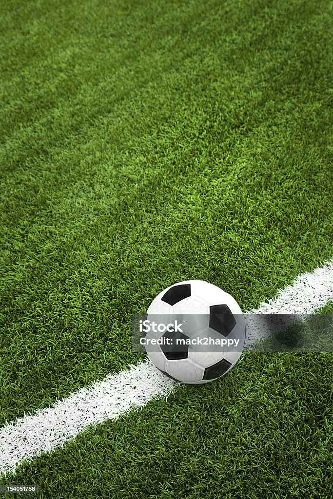 Pelota de fútbol en el campo - Foto de stock de Actividad libre de derechos