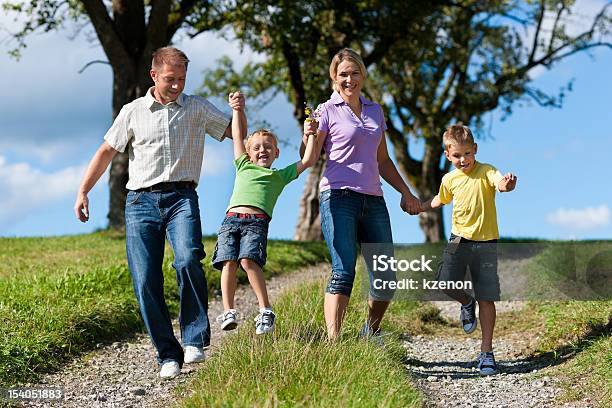 Família Ao Ar Livre Está A Correr Num Caminho De Sujidade - Fotografias de stock e mais imagens de Adulto