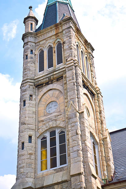 baltimore stone chiesa torre con guglia a bolton hill - baltimore church old building exterior foto e immagini stock