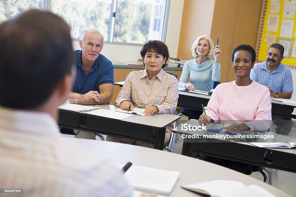 Reife Studentin Anhebung hand in Klasse - Lizenzfrei Klassenzimmer Stock-Foto