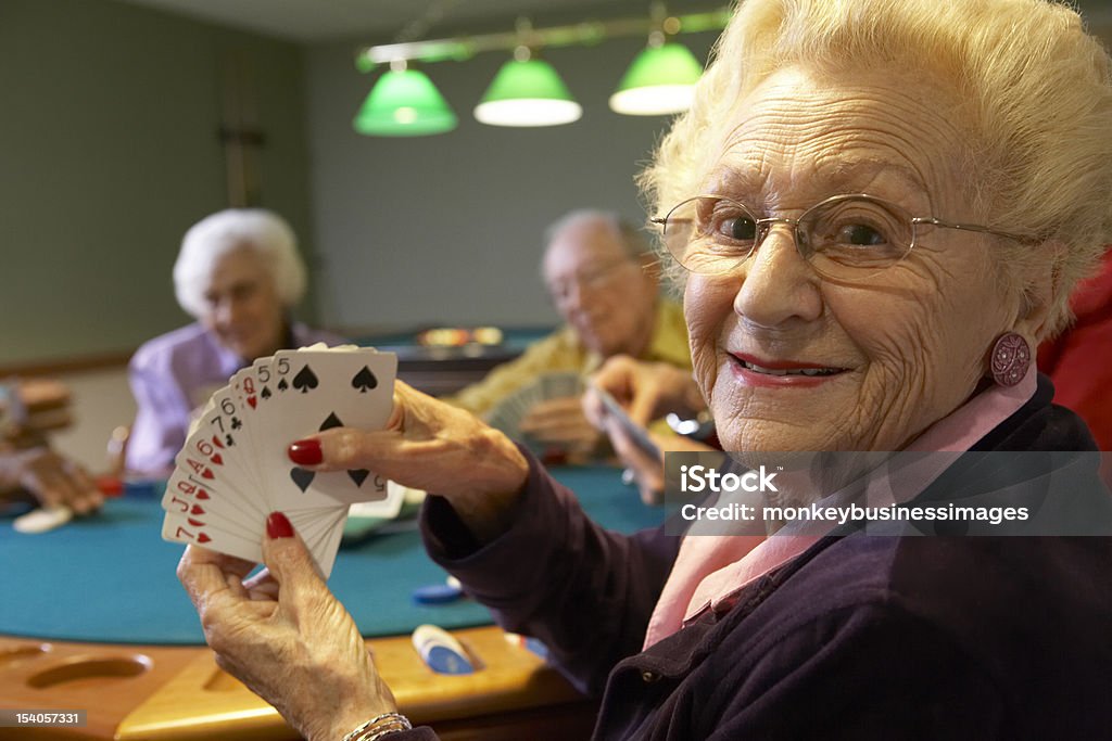 Senior adultes jouant bridge - Photo de Cartes à jouer libre de droits