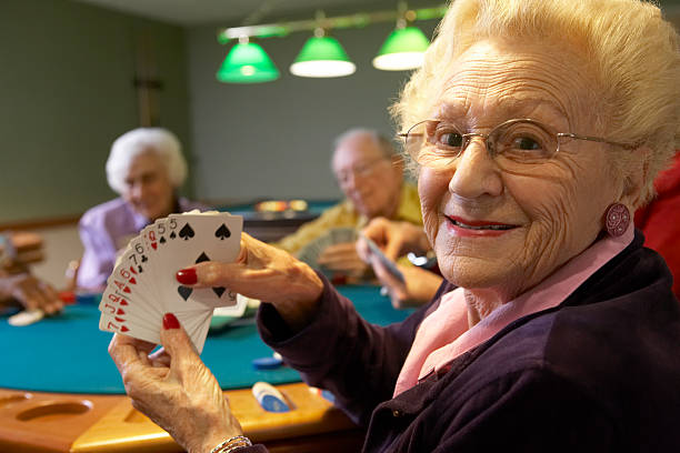 starszych dorosłych grając w brydża - bridge cards playing leisure games zdjęcia i obrazy z banku zdjęć