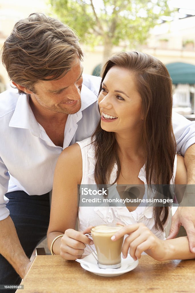 若いカップルカフェのコーヒーをお楽しみいただけます。 - 20代のロイヤリティフリーストックフォト