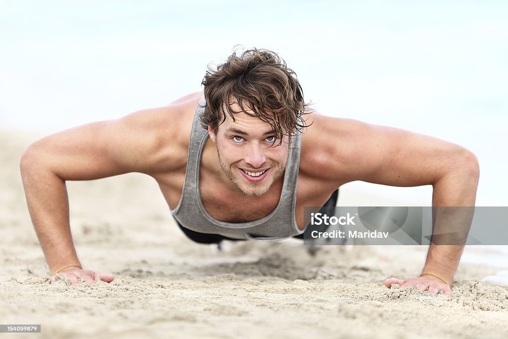 Hombre fitness ejercicio push ups - Foto de stock de Hombres libre de derechos