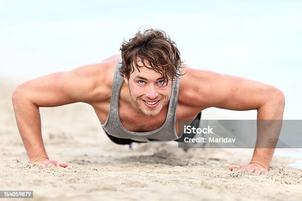 Hombre Fitness Ejercicio Push Ups Foto de stock y más banco de imágenes de Hombres - Hombres, Playa, Ropa de deporte