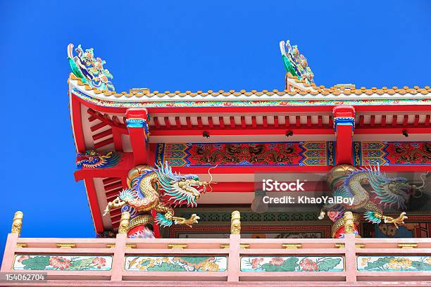 Templo Chino En El Último Piso Foto de stock y más banco de imágenes de Dragón Chino - Dragón Chino, Rojo, Templo