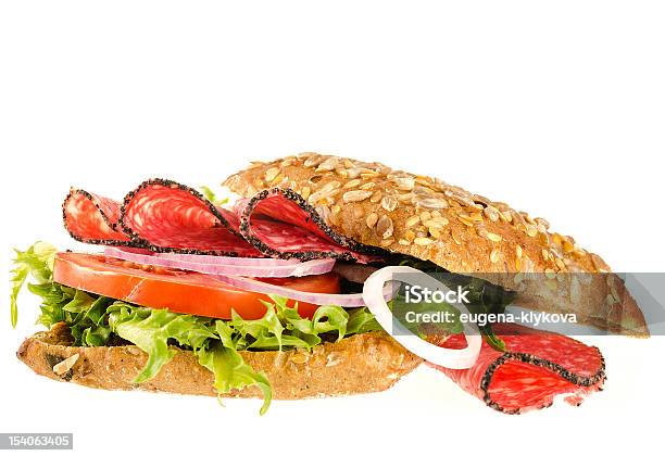 Salamisandwich Isoliert Auf Weißem Hintergrund Stockfoto und mehr Bilder von Feinkostgeschäft - Feinkostgeschäft, Salat - Speisen, Sandwich