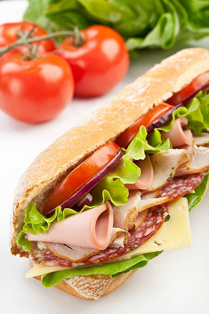 sanduíche de baguete longo do metrô com carnes, legumes e queijo - sandwich turkey cold meat - fotografias e filmes do acervo