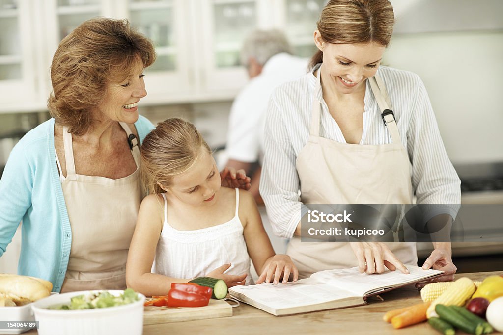 Contribuyendo a un chef budding - Foto de stock de Abuela libre de derechos