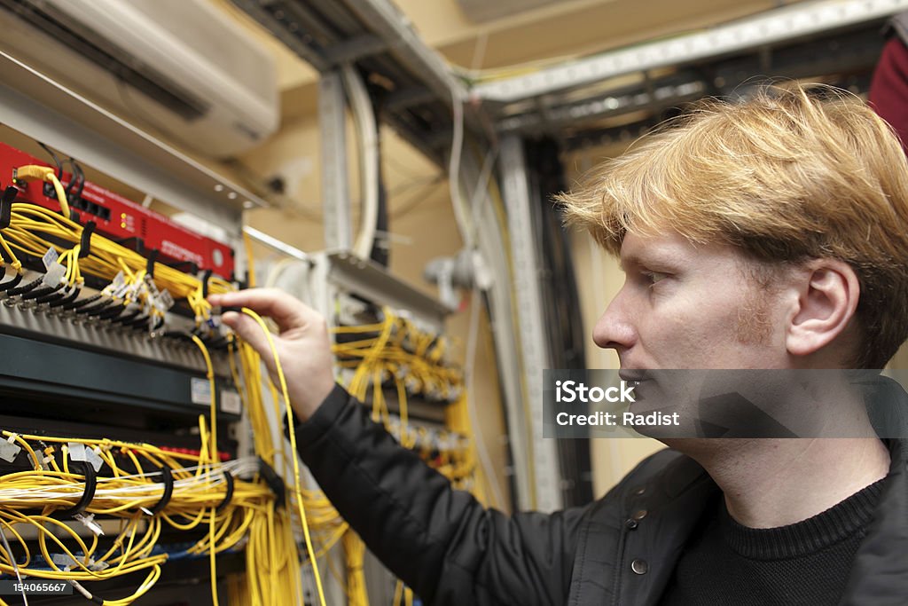 Techniker mit Verbindungstür optische connector - Lizenzfrei Installieren Stock-Foto