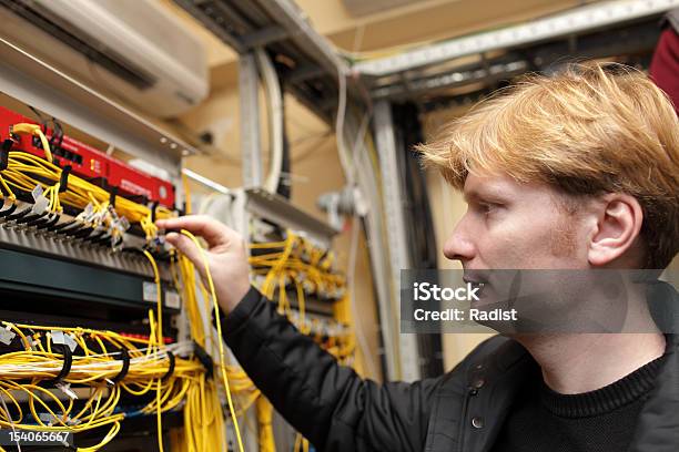 Techniker Mit Verbindungstür Optische Connector Stockfoto und mehr Bilder von Installieren - Installieren, Glasfaser - Telekommunikationsgerät, Arbeiten