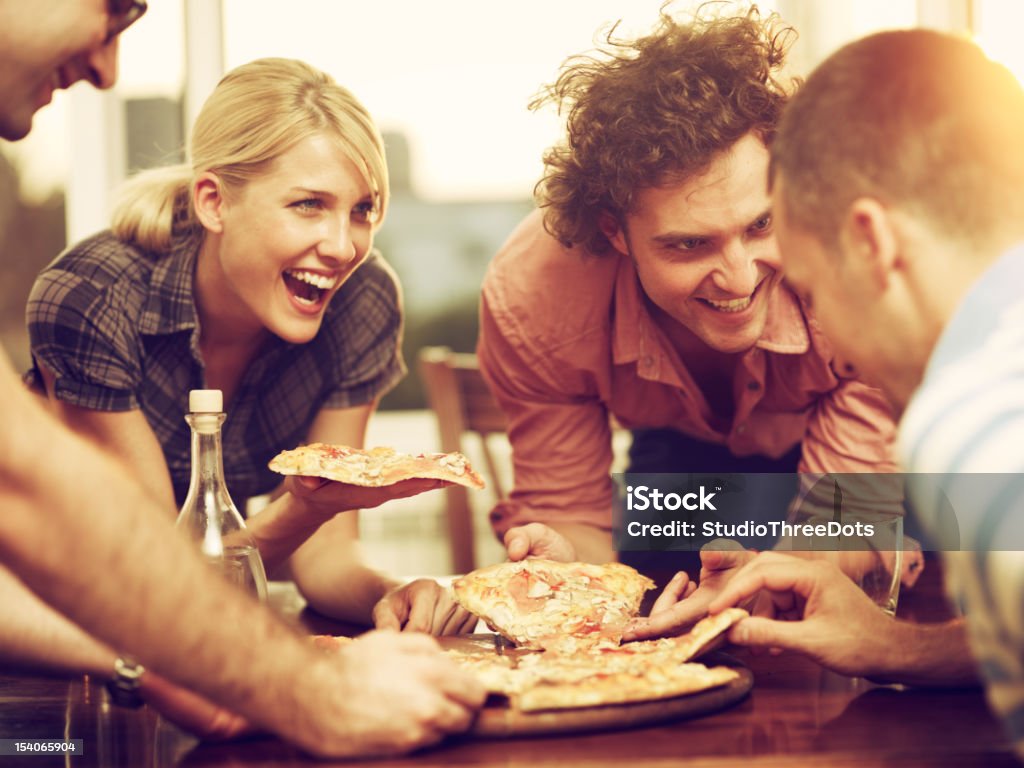 Groupe d'amis de partager une pizza - Photo de Pizza libre de droits