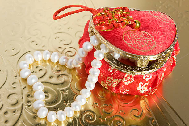 istock Pearl necklace in a box 154072554