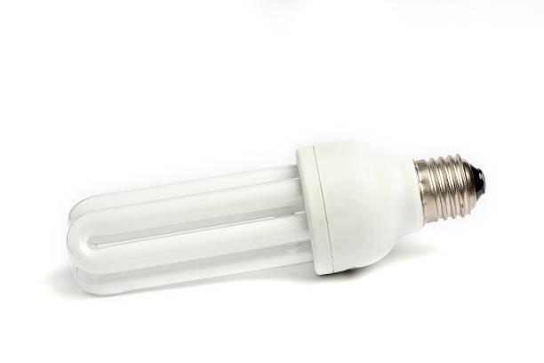 nahaufnahme einer glühbirne auf weißem hintergrund - compact fluorescent lightbulb isolated on white light bulb close up stock-fotos und bilder