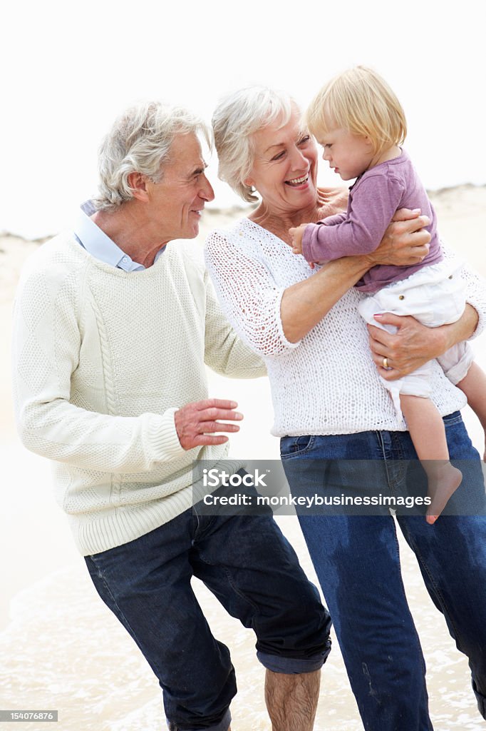 Großeltern mit Enkelin zusammen zu Fuß am Strand - Lizenzfrei Großeltern Stock-Foto